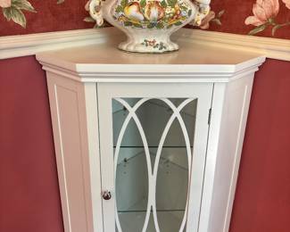 Corner cabinet