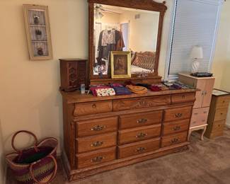 Beautiful oak dresser/mirror