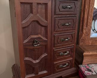 Jewelry box