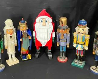 OM282Nutcrackers Handcrafted Santa Basket