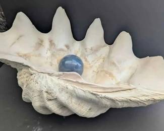 OM227Large Clam Shell With Blue Sphere