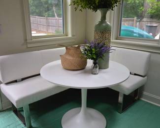 Corner Dining Bench. Pedestal Table