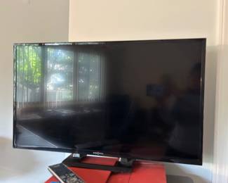 Insignia NS-32D511NA15 32-inch LCD color TV