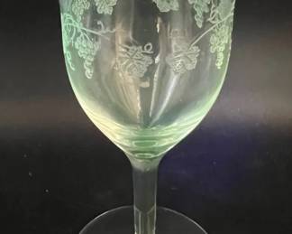 UV reactive vintage wine glass