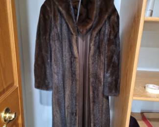 FullLength Dark Brown Mink Fur Coat and Hat  Approx. Womens Large