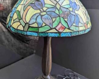 OM230Tiffany Style Stained Glass Floral Table Lamp