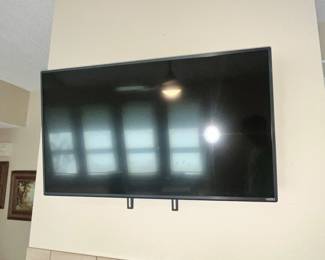 LARGE VIZIO SMART TV