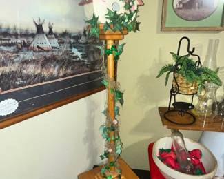 BIRDHOUSE ON STAND