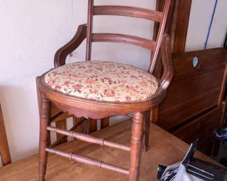 ANTIQUE CHAIR