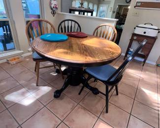 SOLID OAK PEDESTAL TABLE & 4 BLACK CHAIRS + 2 OAK CHAIRS