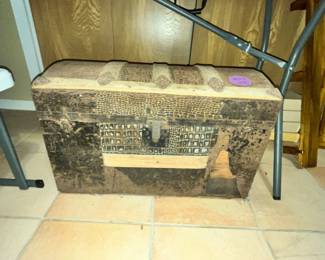 ANTIQUE TRUNK