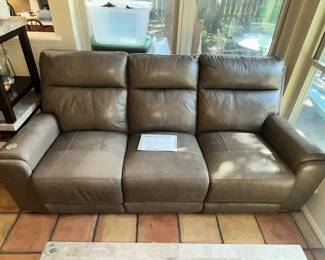 EXCELLENT LEATHER DUAL "POWER RECLINER" SOFA!