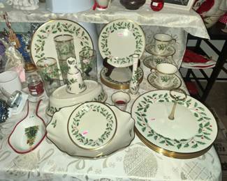 LENOX HOLIDAY DINNERWARE