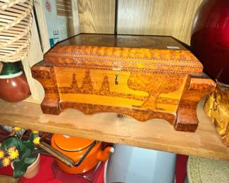 WONDERFUL HAND-DECORATED WOODEN BOX