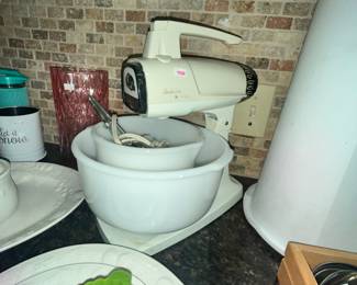 VINTAGE SUNBEAM MIXMASTER & BOWLS