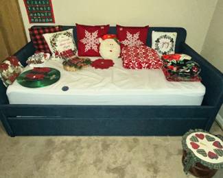 WONDERFUL DAYBED w/ TRUNDLE & MATTRESSES!