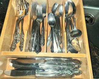 NICE FLATWARE SET