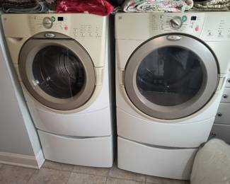 Washer/dryer set with pedestals 
