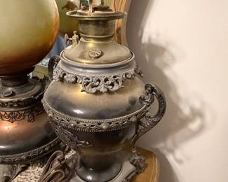 Antique Victorian-style "Gone with the Wind" parlor oil lamp ornate metal base