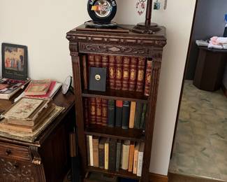 Lincoln Brand Matching Book Shelves with Books