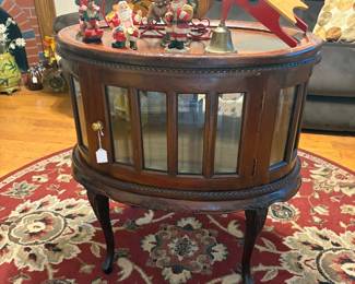 Vintage Mahogany Queen Anne Double Door Oval Vitrine Side Table