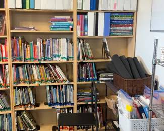 LE038 Bookcases with extensive childrens library binders and cultural objects