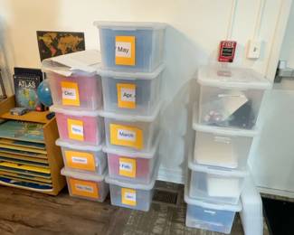 LE030 Clear plastic bins labeled by months plus additional curriculummaterial bins