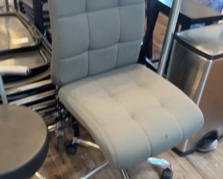 LE057 Gray upholstered rolling office chair with chrome base