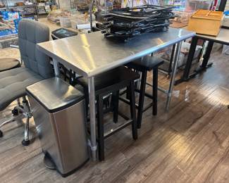 LE056 Metaltop worktable with black stoolschairs and gray rolling office chair