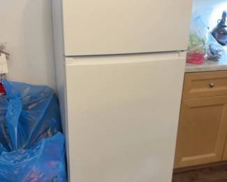 LE052 Midea white topfreezer refrigerator