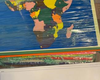 LE010 Geography mappuzzle material detail including worldcontinent map graphics