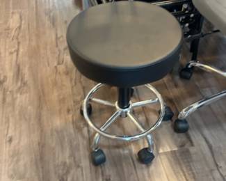 LE058 Black round rolling stool with chrome foot ring and small backhandle