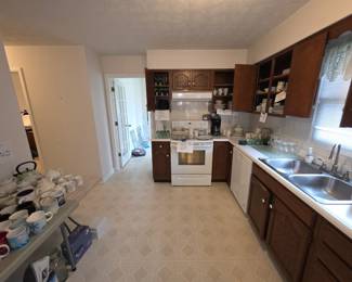 Large amount of kitchen items, full dish sets