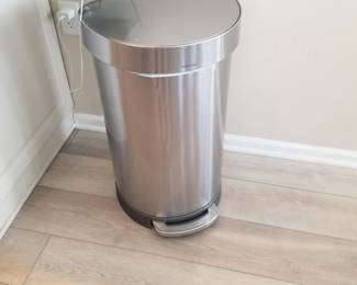 Step trash can