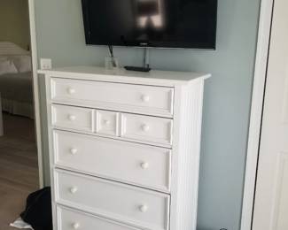 King bedroom suite: 5-drawer dresser. TV with bracket