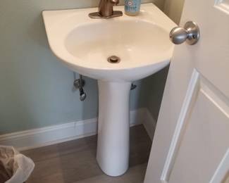 Pedestal sink