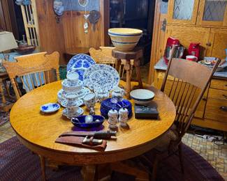 Kitchen: round oak table
