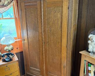Middle Room: wardrobe/armoire