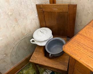 Bedroom 1: commode