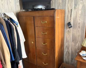 Bedroom 2: wardrobe 