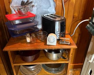 Kitchen: toaster, Pyrex 