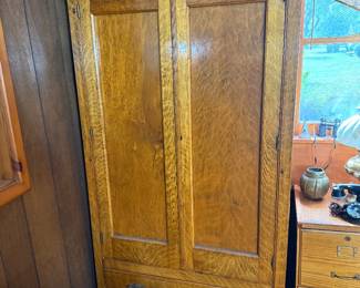 Middle Room: wardrobe/armoire