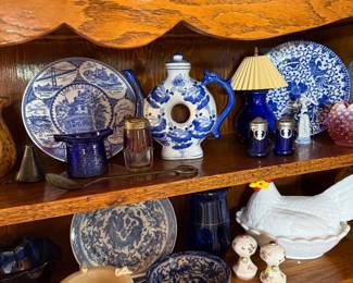 Kitchen: hens on nest, blue/white