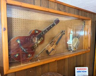 Middle Room: musical instruments 