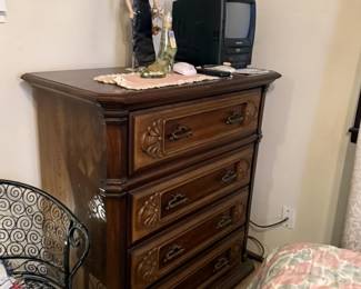 Queen size bedroom set - Bed, dresser with mirror, chest of drawers, night stand