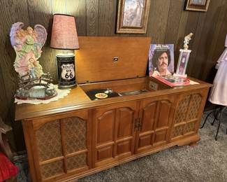 Vintage RCA console stereo with turntable - am/fm radio