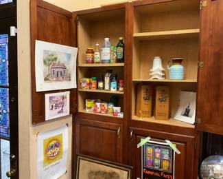 Un framed prints and posters, kitchen staples