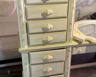 Lot 40: Dresser Plus Mirror