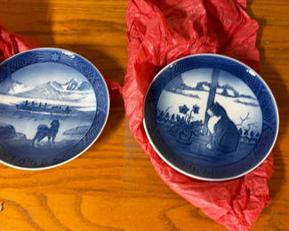 Lot 39: Blue and white commemorative ceramic plates (1968 and 1970)