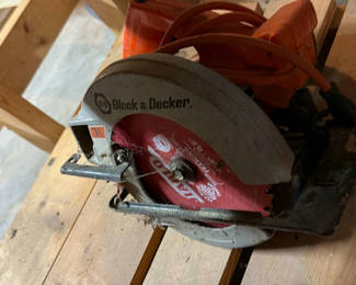 Lot 47: Black & Decker circular saw